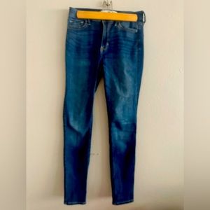 Hollister yet jeans w26 L28 high waisted skinny jeans. Good used condition.
